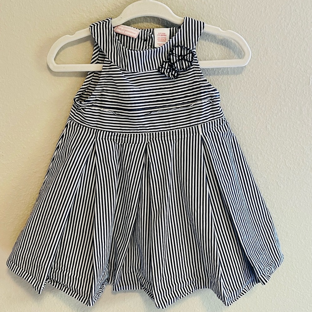 6-9m baby baby white stripes pleated dress w flower detail & buttons down back